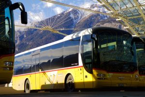 bus-car-montagne